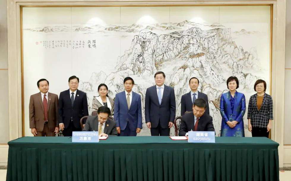 3003.com官网环境向老挝万象捐赠7台环卫装备，助力“一带一路”建设