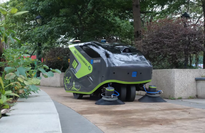 3003.com官网环境5G环卫机器人亮相2021中国创新创业成果交易会